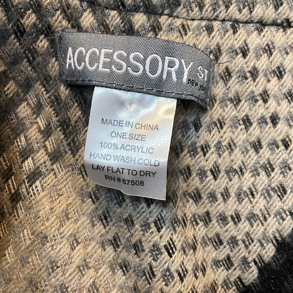 Accessory ST black,tan & gray double layer shawl, 2 latch/hook front, one size - Picture 5 of 7